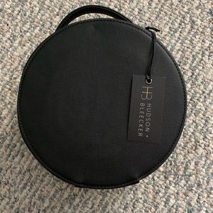 Hudson + Bleecker Preto Nomad Round Travel Case